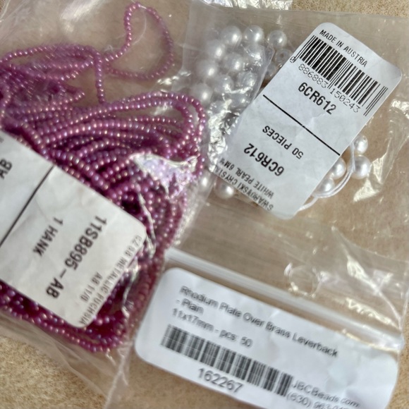 Free with purchase minimalist earrings for women in pink beaded and handmade - Picture 3 of 6